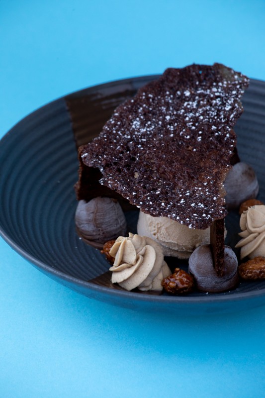 Crémeux chocolat et praliné croustillant, chocolat tuile au grué de cacao, glace noisette